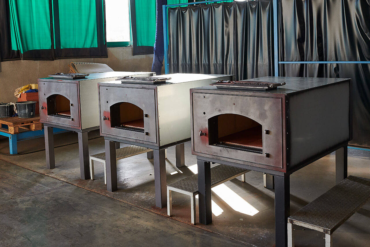 Holzbackofenproduktion in der Manufaktur