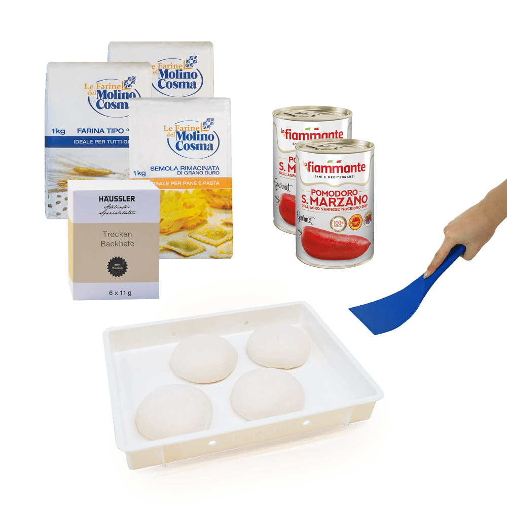 Pizzateig-Starterset Auf dem Bild befindet sich eine weiße Gärbox mit vier Teiglingen. Zudem 2 verschiedene Mehle mit jeweils 1 Kilogramm Inhalt, eine Verpackung mit Trockenbackhefe 6 x 11 Gramm, 2 Dosen mit 400 Gramm geschälten Tomaten und ein blauer Plastik Teigschaber.