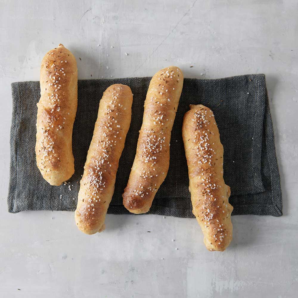 Seelen uns Seelen-und Knauzenmehl Frisch gebackene Seelen aus dem Seelen- und Knauzenmehl auf einem dunklen Tuch auf einer Küchenarbeitsplatte.