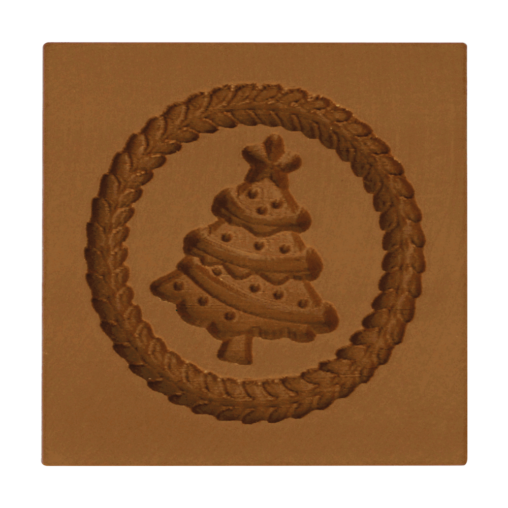 Braunes Springerle-Model mit einem geschmückten Weihnachtsbaum und einem Kranz darum herum als Motiv. Ohne Hintergrund abgebildet.