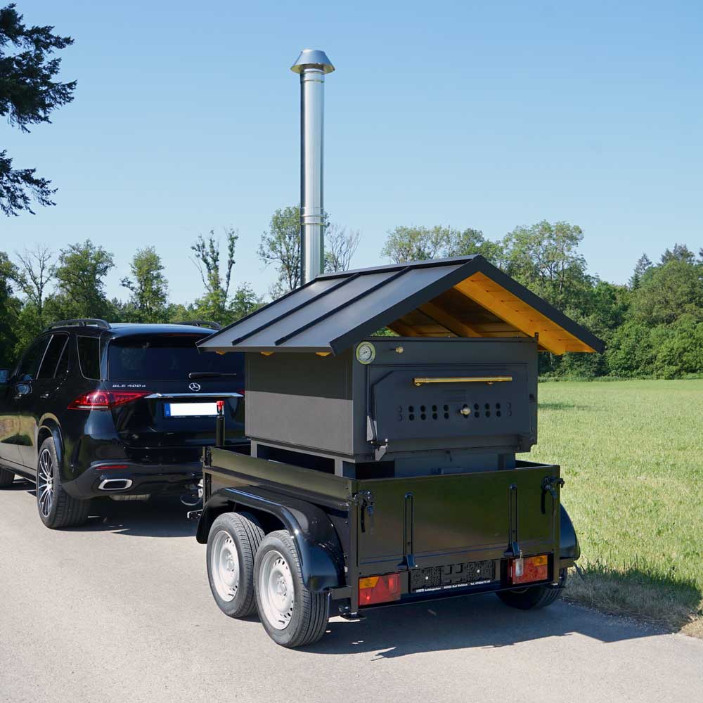 Backmobil HABO 10 Backmobil, Holzbackofen HABO 10, mit Dach und Rauchrohrabzug auf einem Anhänger moniert
