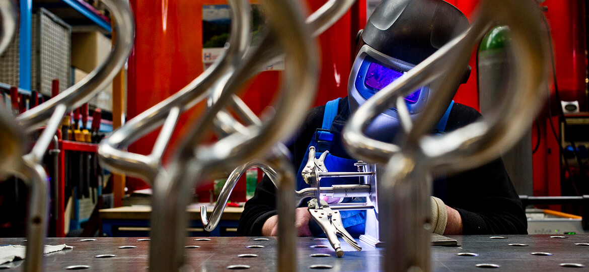 Handwerker baut Rührwerk zusammen