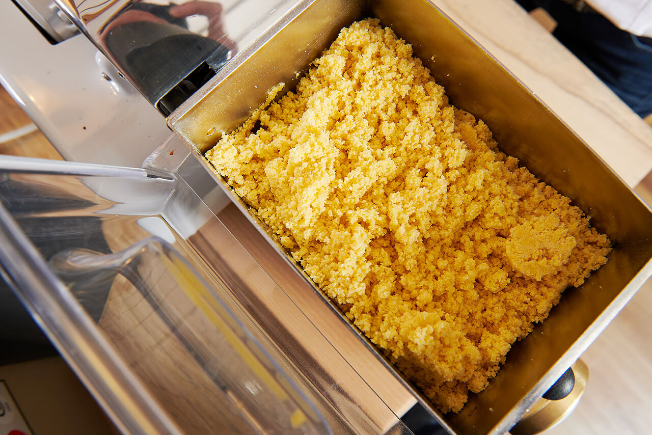 Herstellung von Nudelteig. Herstellung von Nudelteig: Gries, Eier, Wasser werden vermischt und geknetet.