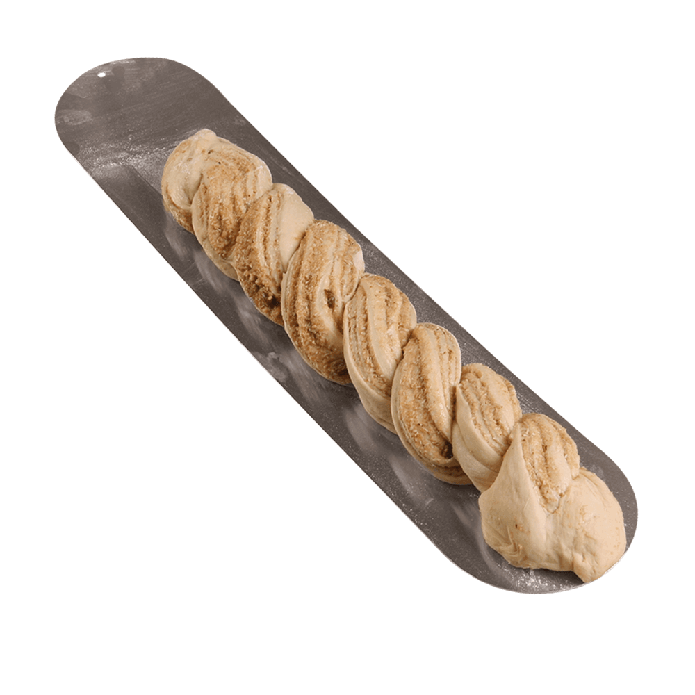 Baguetteschieber Ein Aluminiumblech mit abgerundeten Enden und darauf liegt ein Hefezopfteigling. Ohne Hintergrund abgebildet