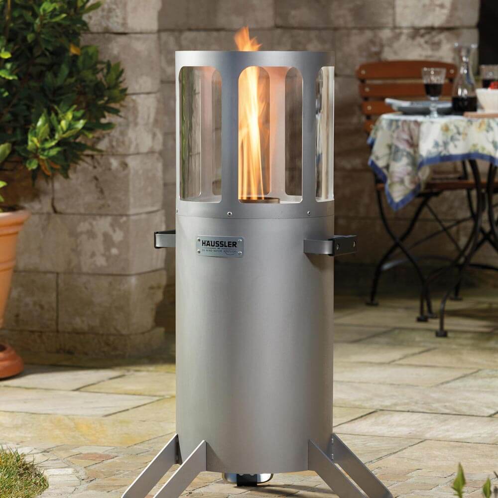 Ambientelicht mit angezündetem Feuer auf einer Terrasse.