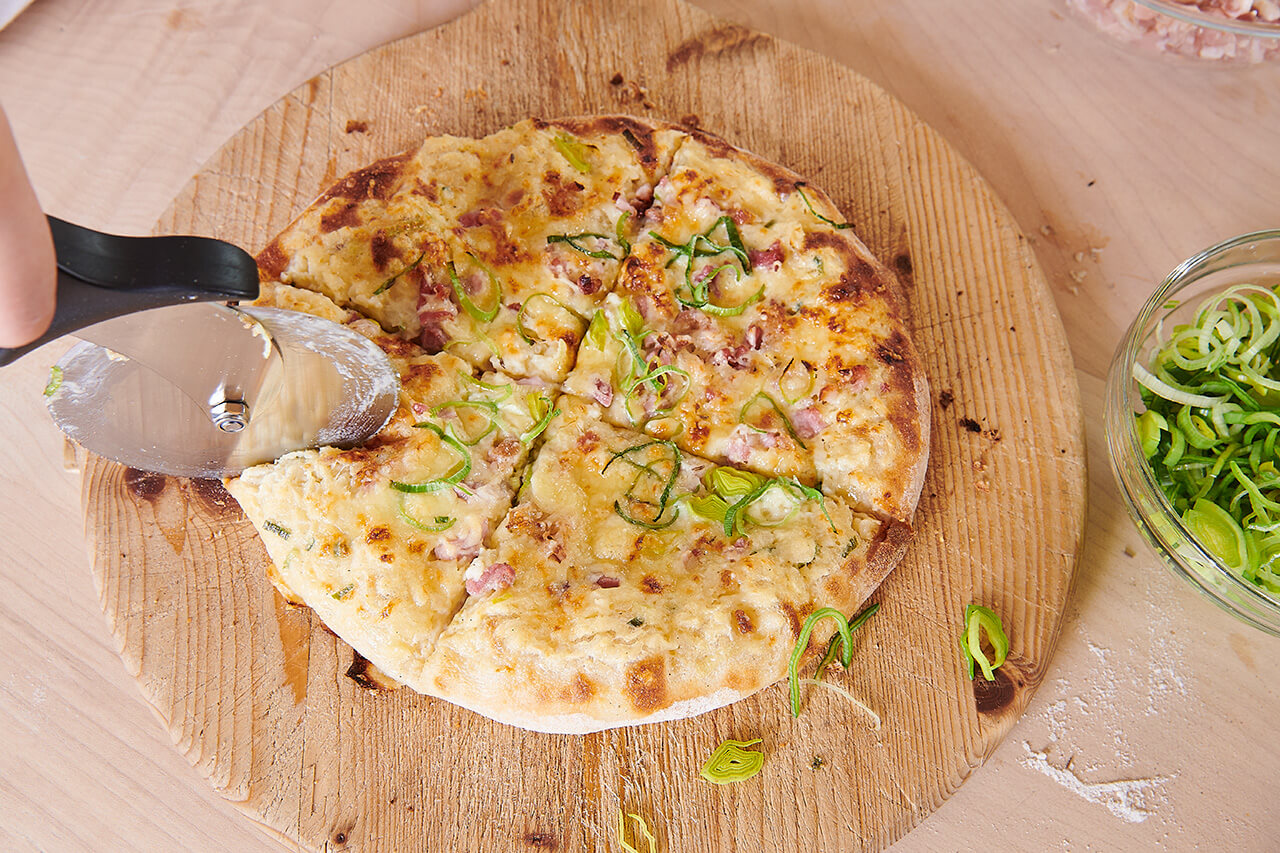 Frische Dinnete auf einem Holzbrett