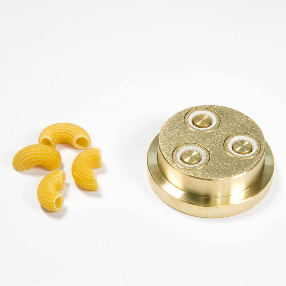 Nudelmatrize Nr. 37 für Hörnle-Nudeln neben einigen Hörnle-Nudeln vor einem weißen Hintergrund.