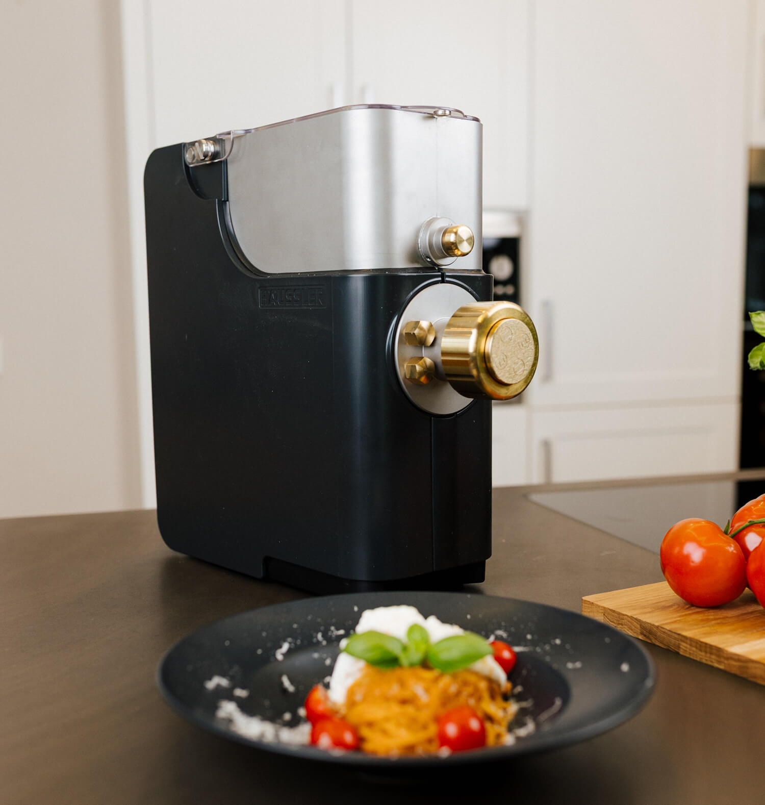 Pasta Bella besteht aus Robuste Materialien Pasta Bella auf einer dunklen Arbeitsfläche