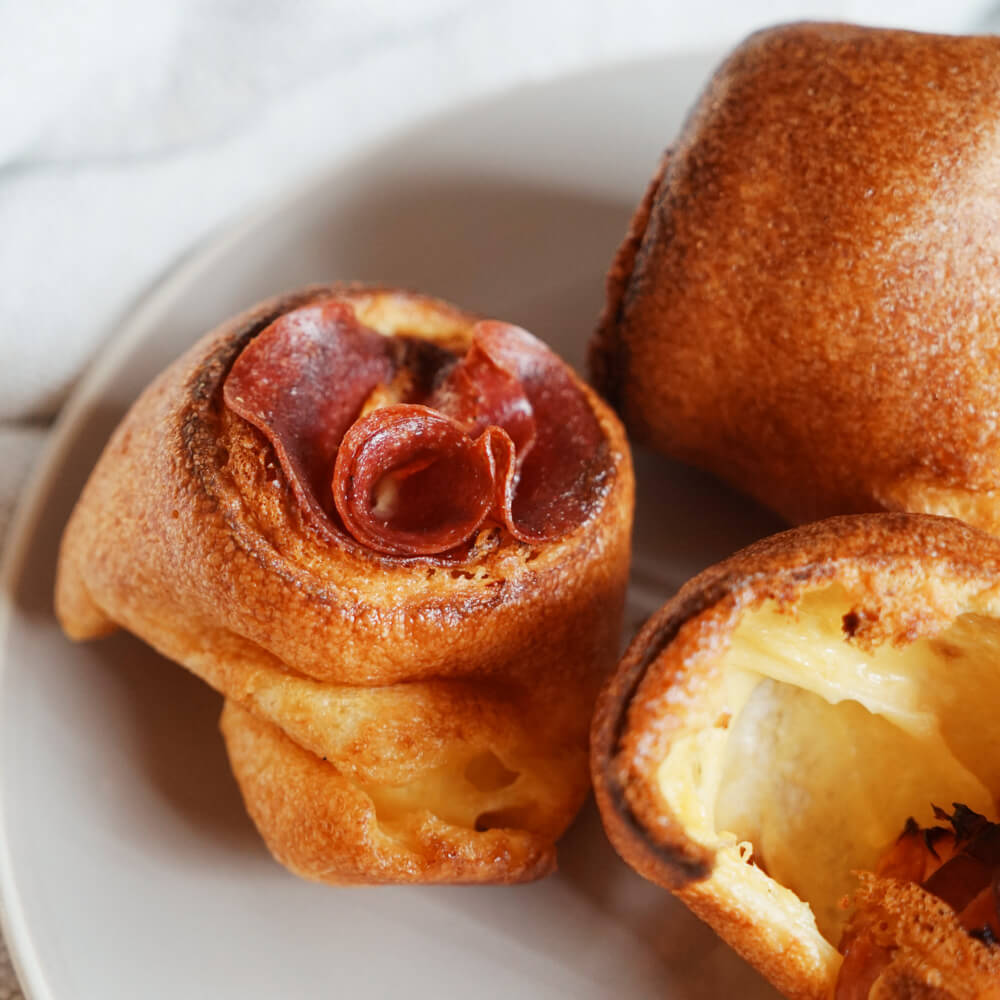 Rezept für Pfitzauf Drei Pfitzauf auf einem weißen Teller mit einem Rosmarinzweig