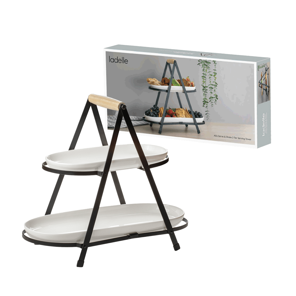 Aufgestellter Servierturm 2-etagig vor der Karton-Verpackung ohne Hintergrund.