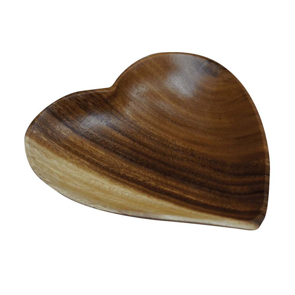 Ein Servierteller in Herzform und aus Holz mit dem Durchmesser 17 Zentimeter wird ohne Hintergrund abgebildet