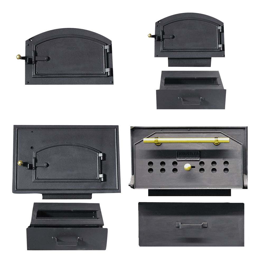 Vier verschiedene Ofentüren aus Guss zum Nachrüsten des Holzbackofens. Drei dieser Türen sind inklusive eines Aschekastens und Schürhaken.