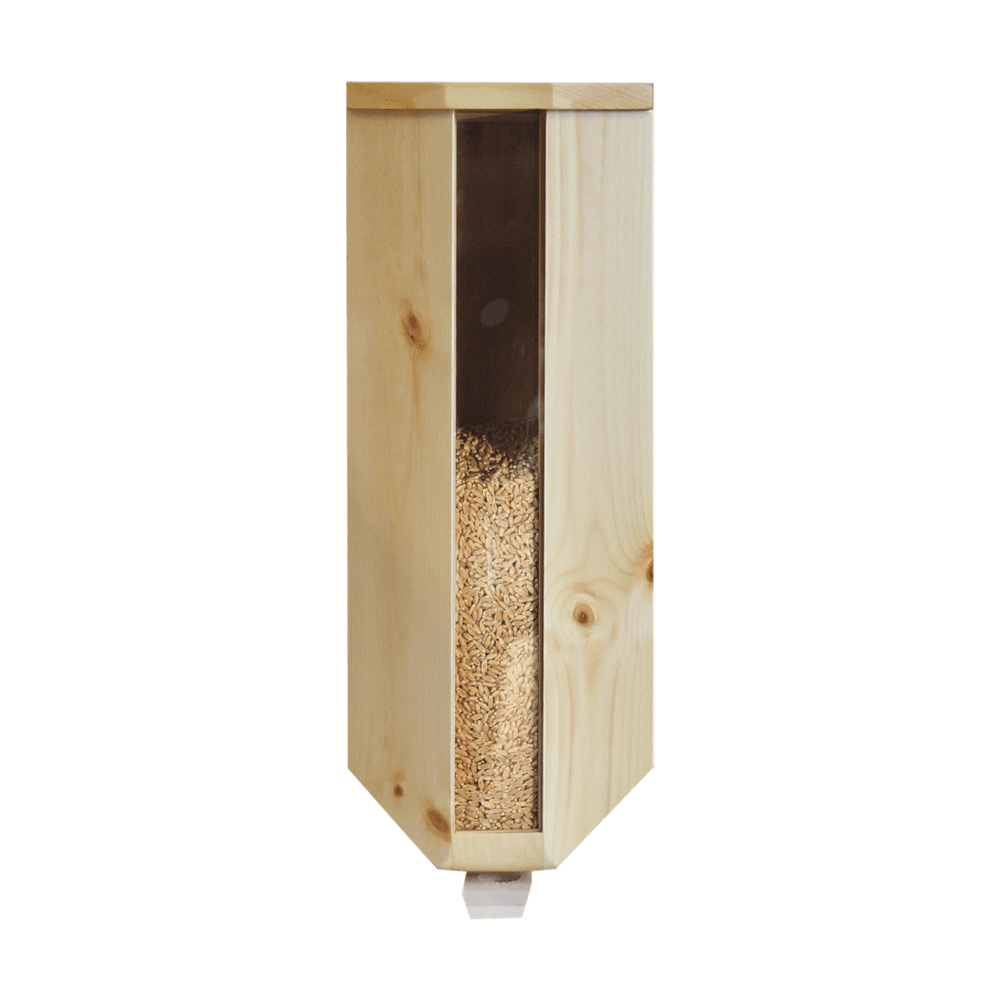 Getreidesilo Getreidesilo aus Zirbelkieferholz gefüllt mit Getreide ohne Hintergrund