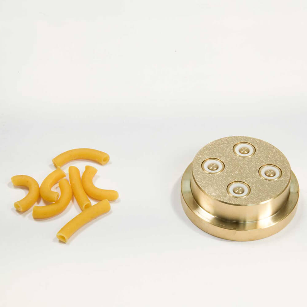 Matrize Nr. 31 - Maccheroni / Makkaroni Nudelmatrize Nr. 31 für Makkaroni-Nudeln neben einigen Makkaroni-Nudeln vor einem weißen Hintergrund.