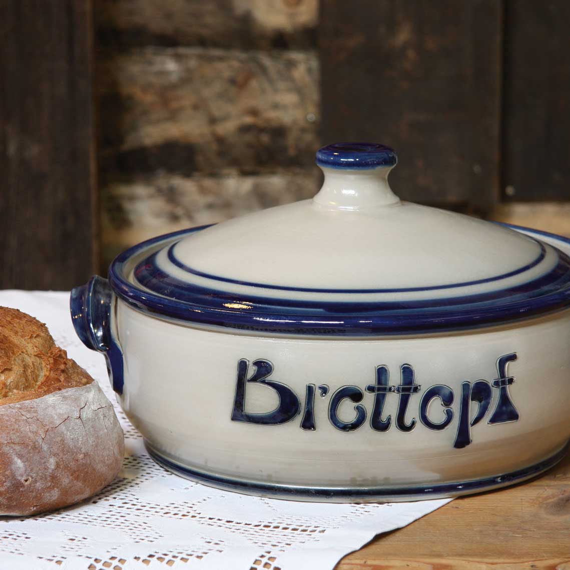 Brottopf flach mit blauem Rand auf einem Tisch