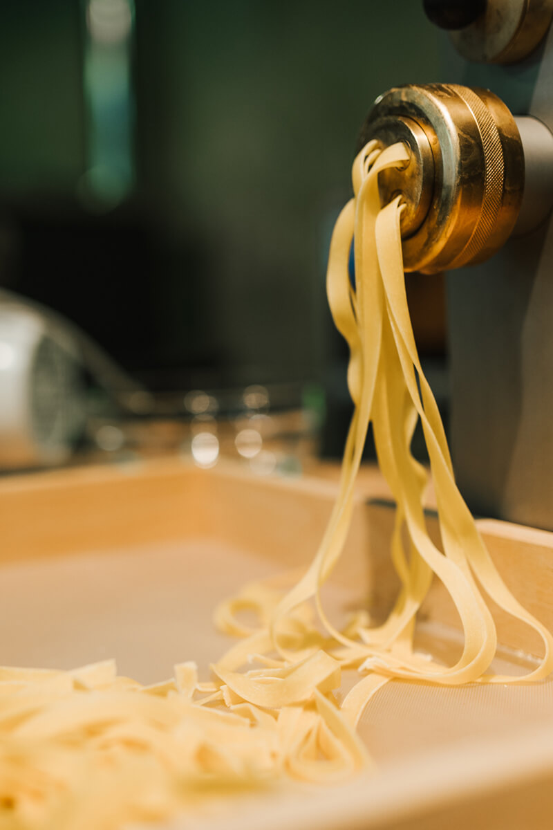 Nudelmaschine presst Nudeln 