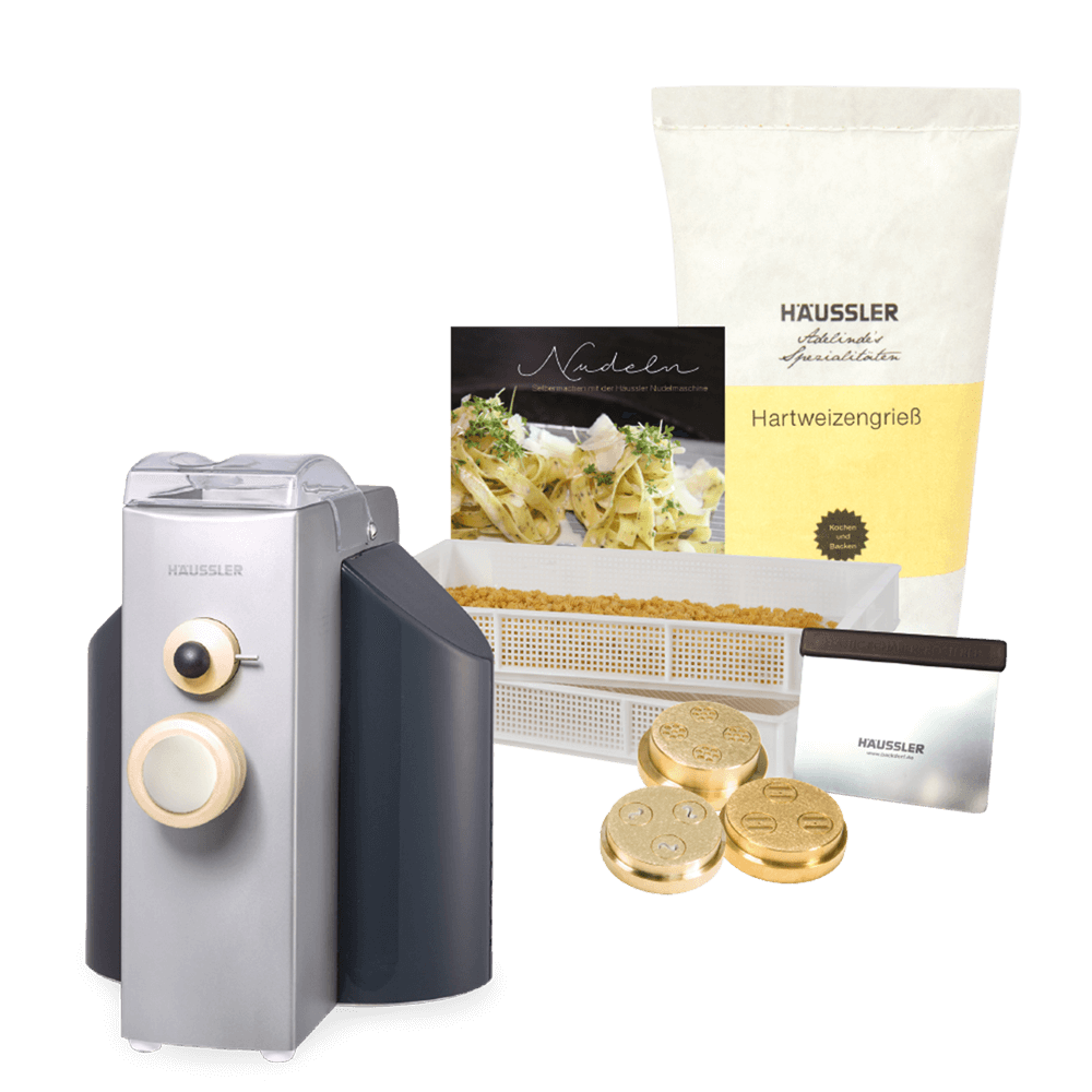 Starterpaket Emma Nudel Starterpaket mit Nudelmaschine, Nudelhorden, Hartweizegrieß, Matrizen, Buch und Teigabstecher ohne Hintergrund.