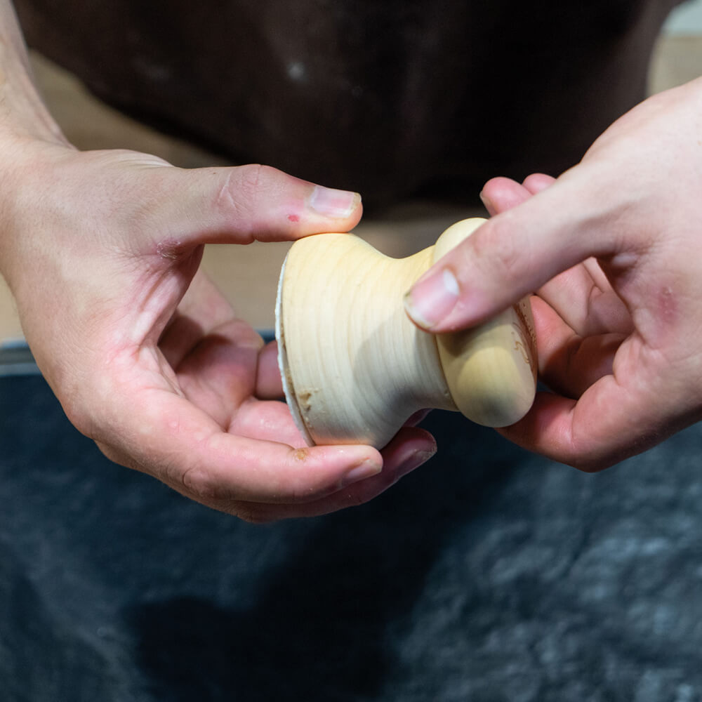 Die Lebkuchenglocke mit beiden Händen drehen, sodass sich der Lebkuchen löst