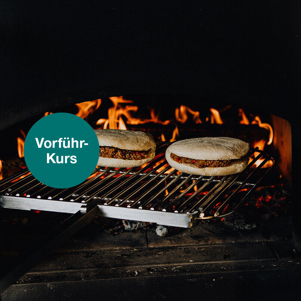 Döner_im_Holzbackofen Zwei Döner auf einem Grillrost im Holzbackofen - das Fladenbrit wird knusprig gebacken, während die Hitze des Holzbackofens für Röstaromen sorgt.