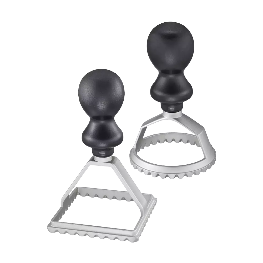 Ravioliausstecher links vorne im Bild ist ein Ausstecher für rechteckige Ravioli und rechts hinten im Bild ist ein Ausstecher für runde Ravioli zu sehen ohne Hintergrundbild