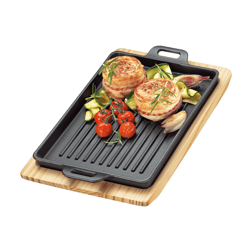 Quadratische Grillpfanne aus Gusseisen auf einem Holzbrett mit Gemüse und Fleisch, ohne Hintergrund.