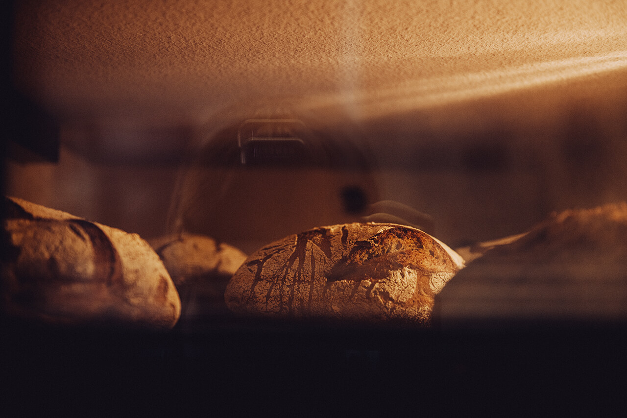 Elektro-Steinbackofen Brot in einem Elektro-Steinbackofen