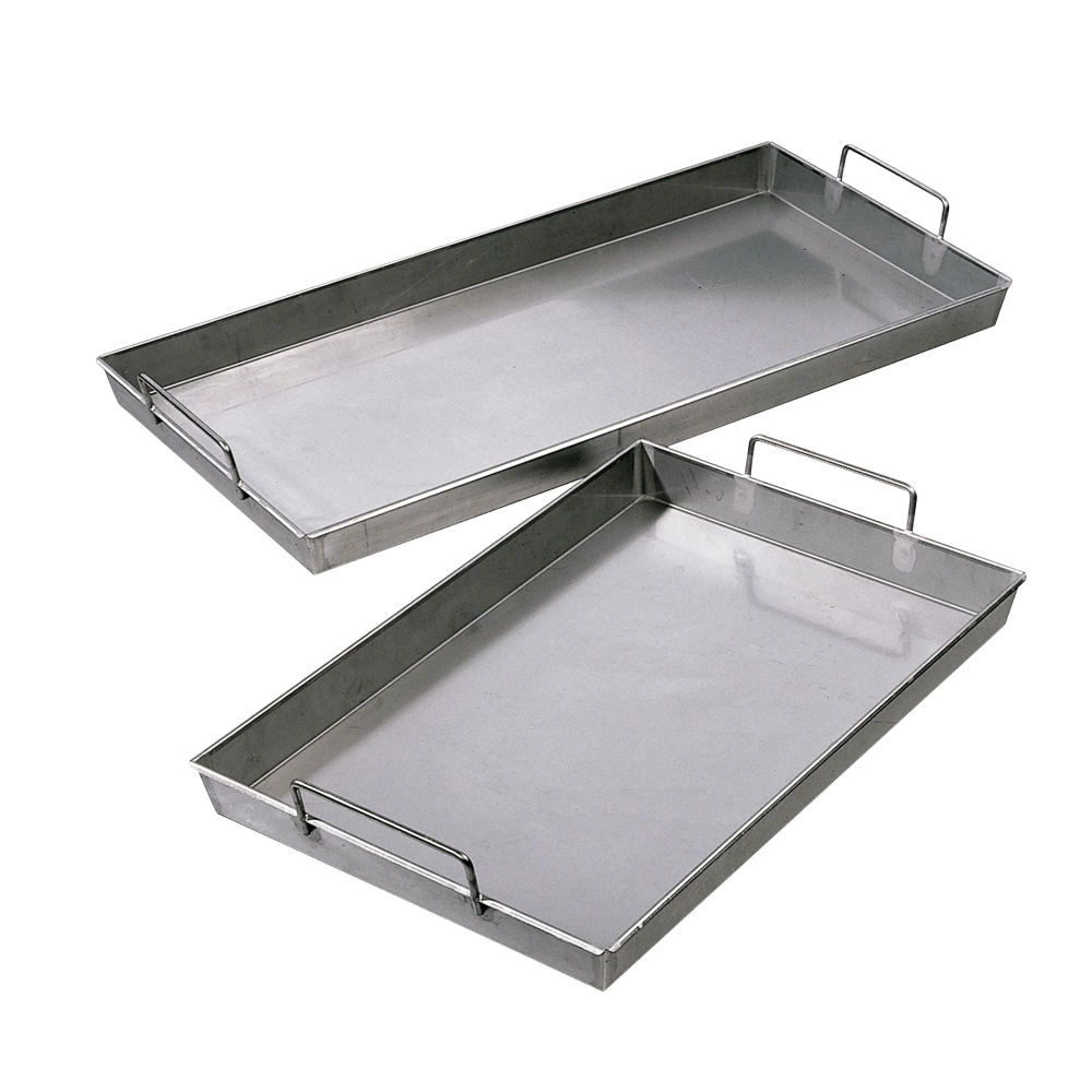 Bräter ideal für Familienfeste oder Backpartys Das Bild zeigt einen rechteckigen Bräter aus Edelstahl mit einer schlichten, funktionalen Optik. Der Bräter hat eine glatte, glänzende Oberfläche und ist mit zwei stabilen, hochstehenden Griffen an den kurzen Seiten ausgestattet.