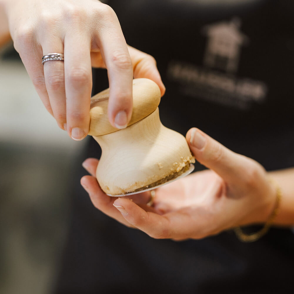Die Lebkuchenglocke zaubert im Nu einheitliche und schöne Lebkuchen Herstellung von Lebkuchen mit Lebkuchenglocke