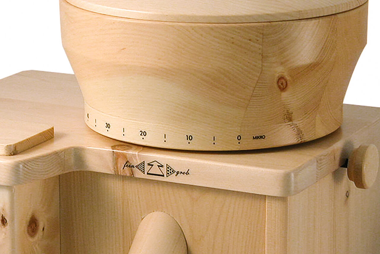 Stufenlos einstellbare Getreidemühle - modernes Steinmahlwerk mit Drehregler zur Feinjustierung des Mahlgrads.