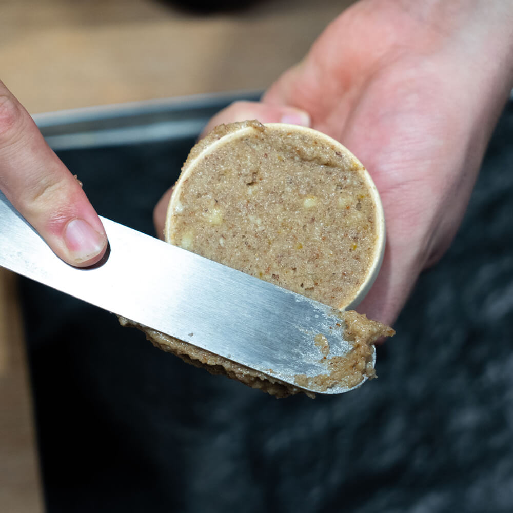 Die Lebkuchenglocke zaubert im Nu einheitliche und schöne Lebkuchen Teig in die Form füllen und glatt streichen