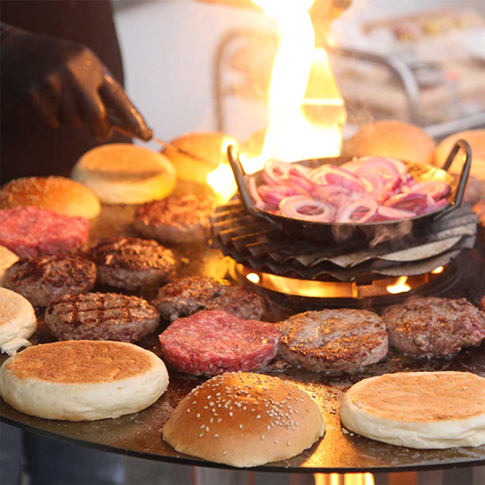Gemeinsames grillen an der Feuerplatte