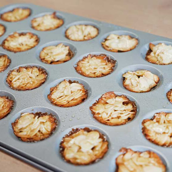 Florentiner Backform Fertiges Florentiner Feingebäck in der Backform.