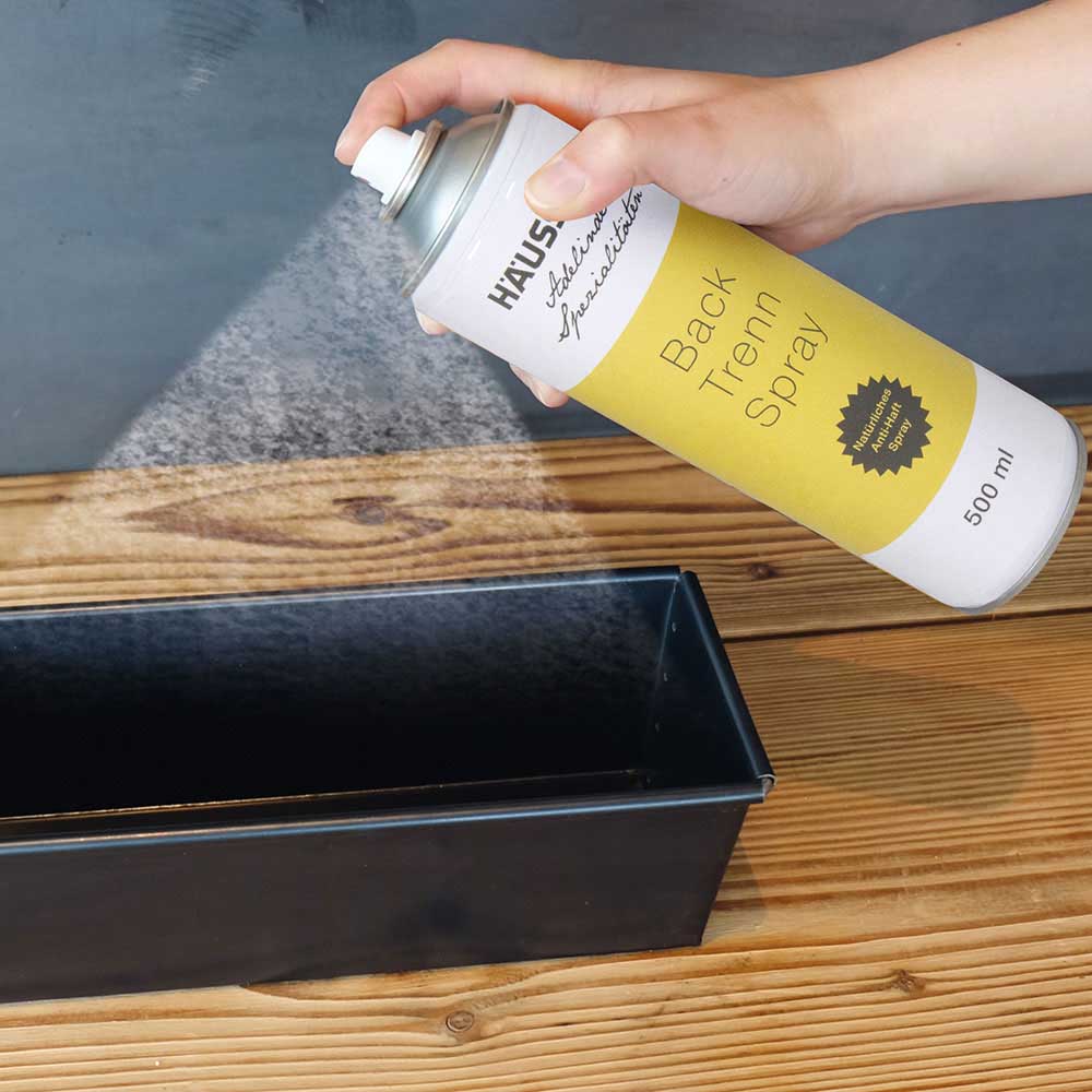 Backtrennspray - besonders ergiebig Eine Backform die mit Backtrennspray eingesprüht wird. Die Dose hat ein gelbes Etikett