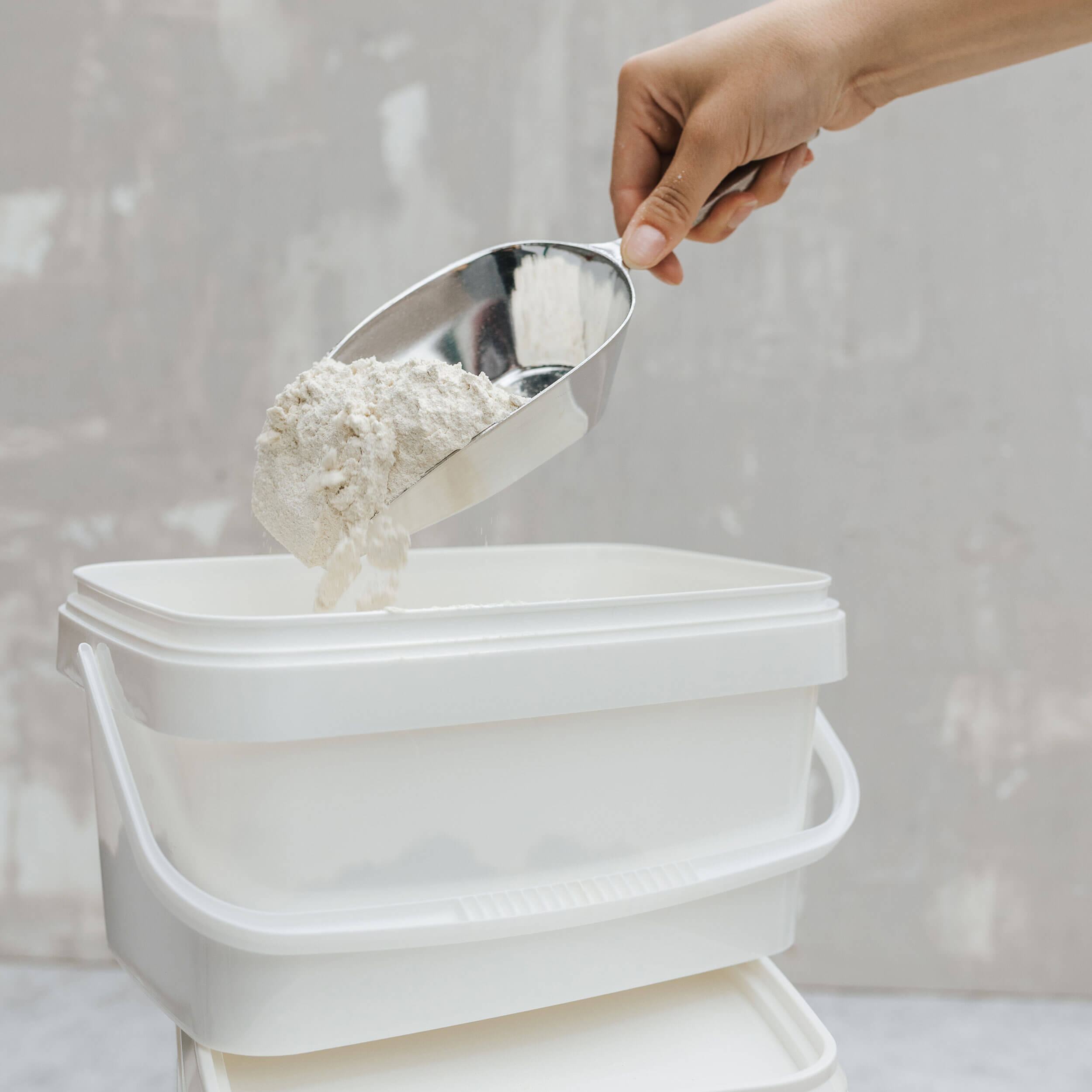 Mehl wird in Die Mehlbox geschüttet 