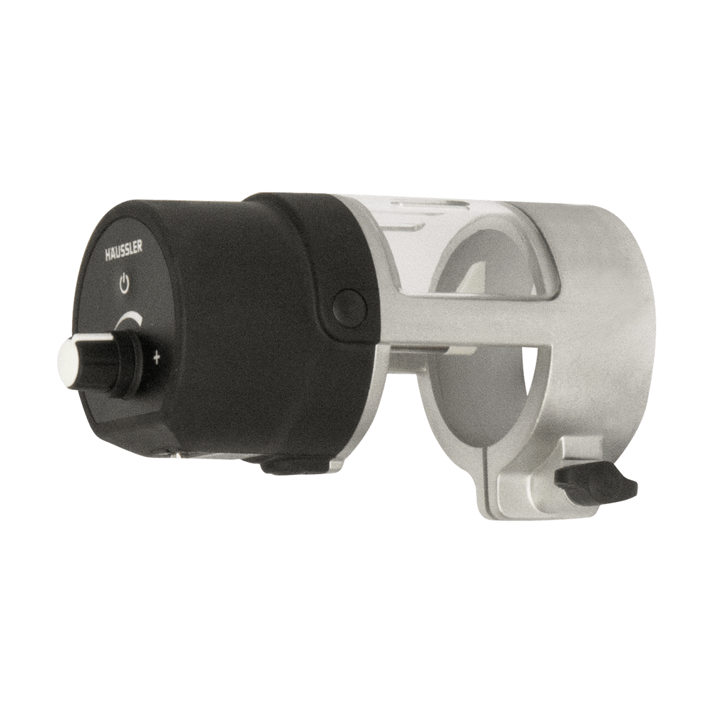 Nudelschneider aus Edelstahl mit einer Seite aus schwarzen Plastik und eine Drehknopf um die Geschwindigkeit des Messers einzustellen. Ohne Hintergrund abgebildet.