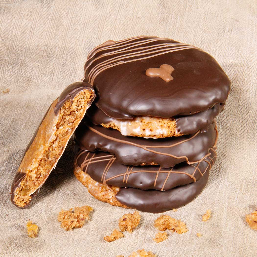 Rezept für Elisenlebkuchen mit Emmer-Vollkornmehl Elisenlebkuchen auf einem grauen Teller aufeinander gestapelt