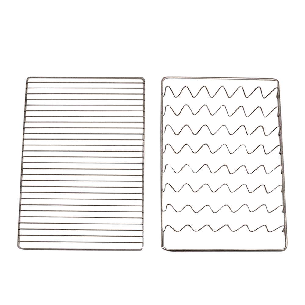 Zwei verschieden Grillroste, einer ist mit geraden Stäben und einer mit gewellten