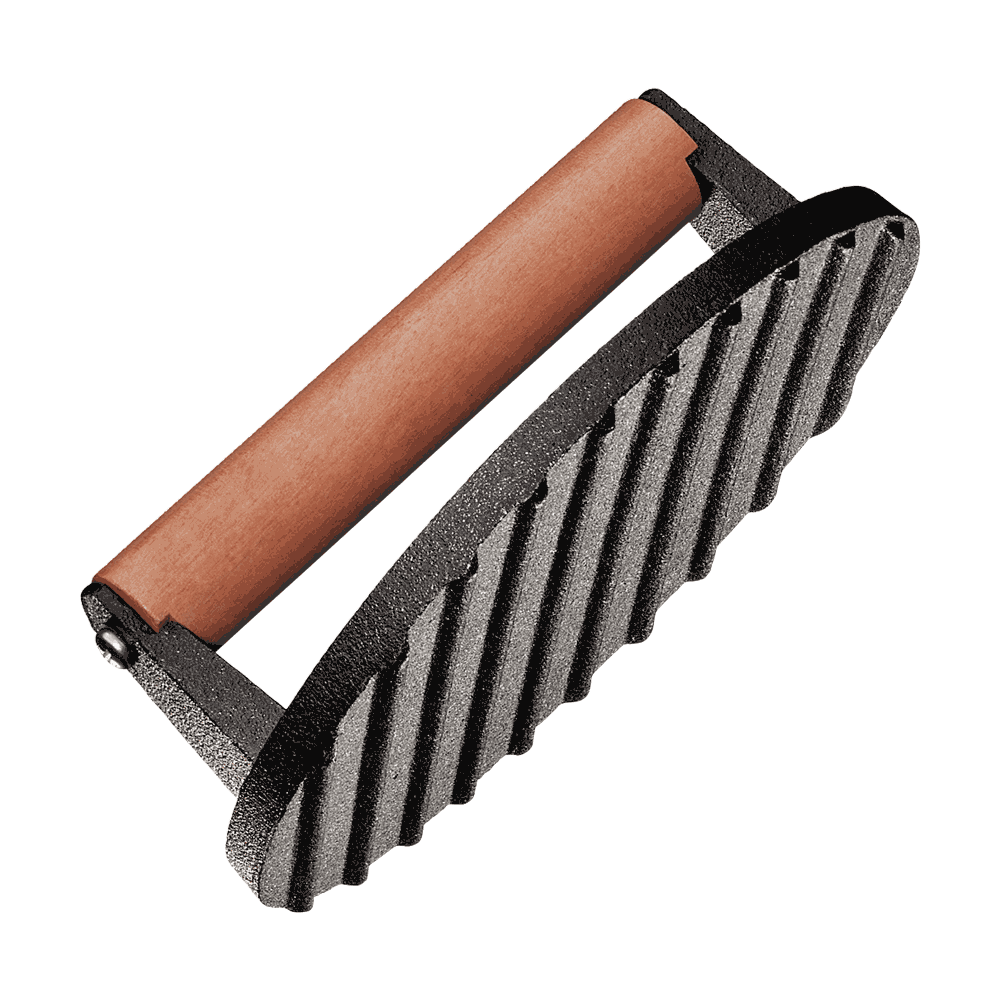 Ein BBQ-Fleischbeschwerer aus Gusseisen mit geriffelter Unterseite und einem Holzgriff. Das schwere Gewicht hilft, Fleisch gleichmäßig auf dem Grill oder in der Pfanne anzubraten und sorgt für eine gleichmäßige Hitzeverteilung.