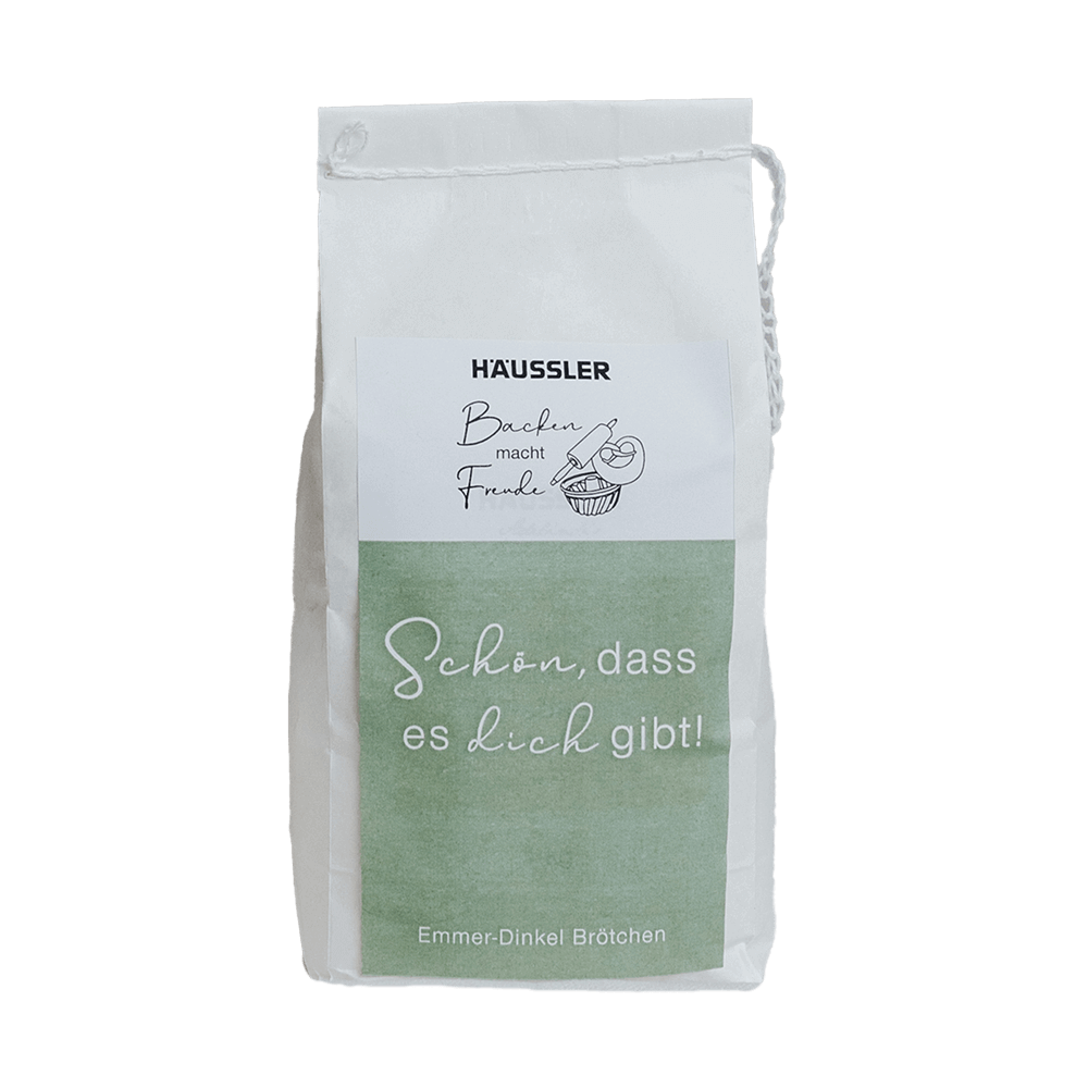 Mehl-Geschenk: Schön, dass es dich gibt (Emmer-Dinkelbrötchen) Weiße Verpackung mit grünem Aufkleber: Mehl-Geschenk: Schön, dass es dich gibt (Emmer-Dinkelbrötchen)