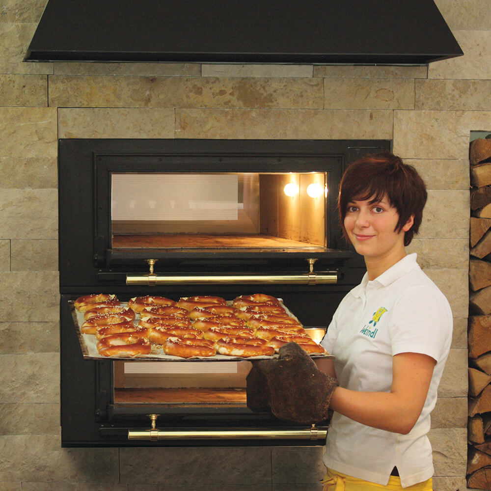 Labomat Labomat: Detailansicht rausholen von fertigen Brezeln