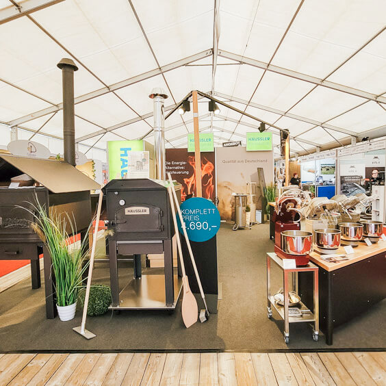 Häussler Messestand auf einer Messe - modern gestalteter Messestand mit Produktpräsentation, Backutensilien und Informationsmaterial.