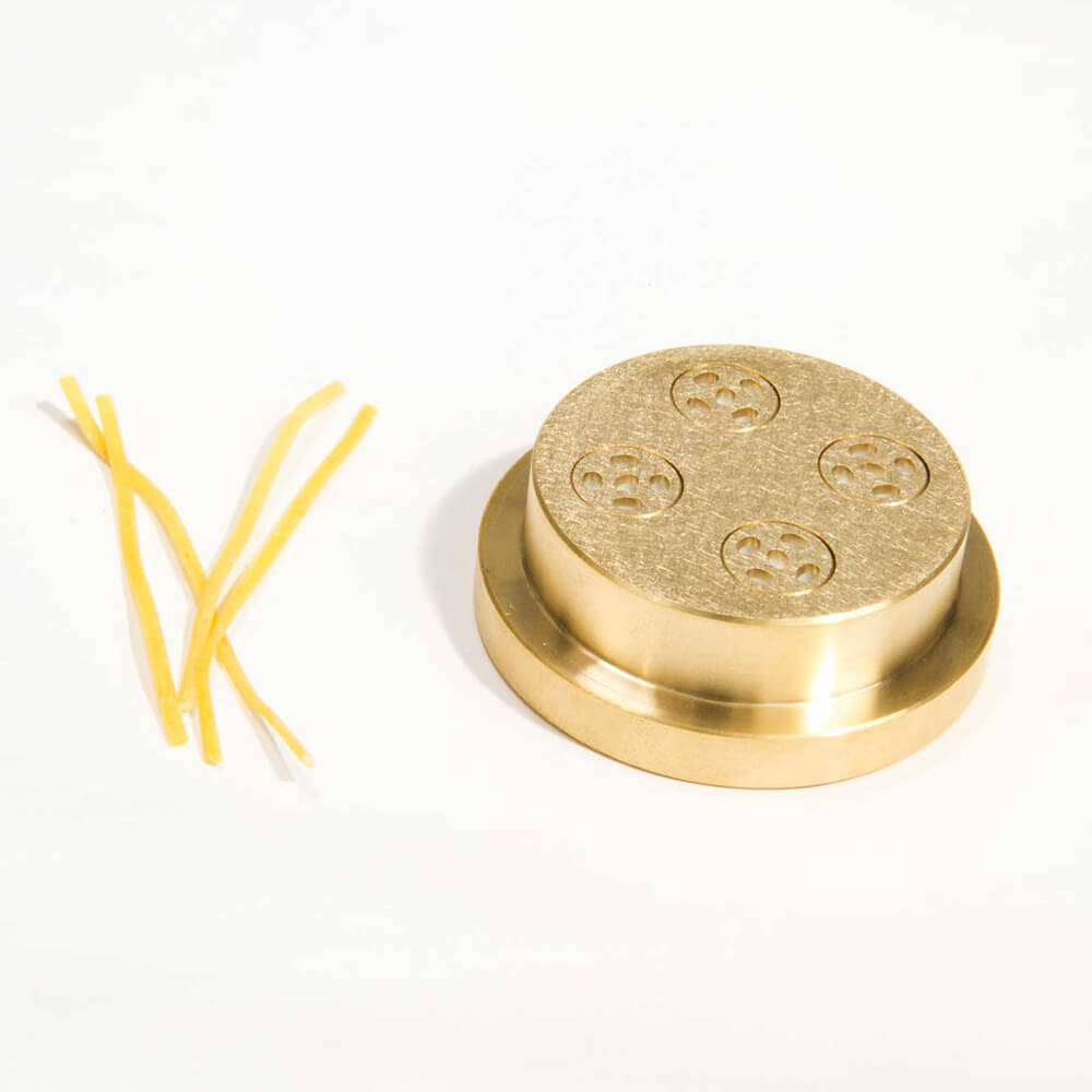 Matrize Nr. 11 - Spaghetti ovalio/ Ovale Nudel Nudelmatrize Nr. 11 für ovale Nudeln neben einigen ovalen Nudeln vor einem weißen Hintergrund.