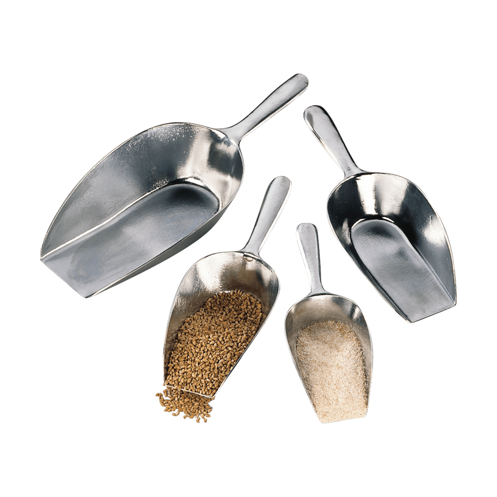 Abwiegeschaufeln aus Aluminium in vier verschiedenen Größen. Die kleinen Abwiegeschaufeln sind mit Getreide gefüllt, ohne Hintergrund.