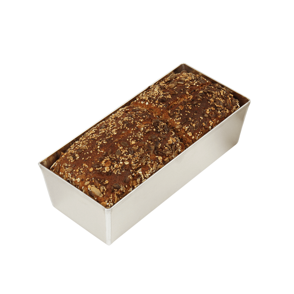 Kastenform Aluminium Volumen: 2 kg Kastenform aus Aluminium mit einem ausgebackenen Körnerbrot ohne Hintergrund.