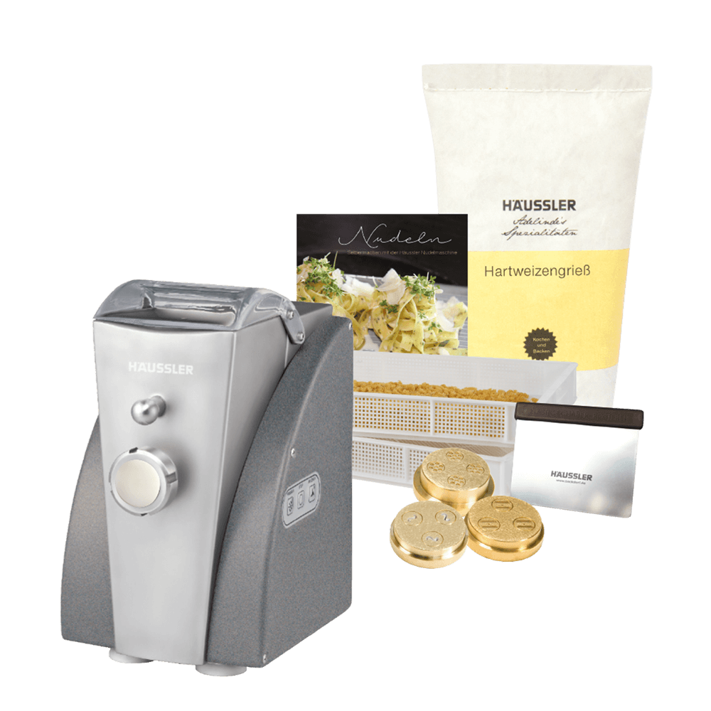 Starterpaket Luna Grau Aluminium Nudel Starterpaket mit Nudelmaschine, Nudelhorden, Hartweizegrieß, Matrizen, Buch und Teigabstecher ohne Hintergrund.