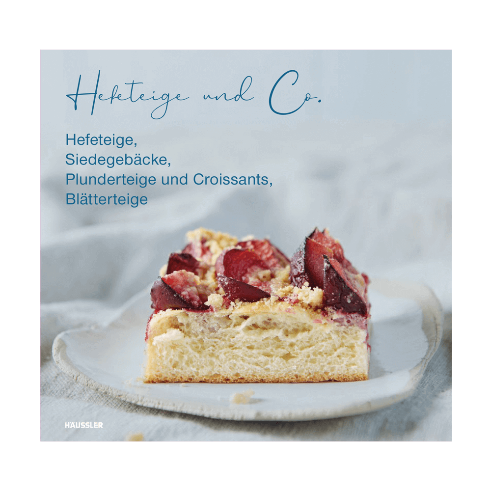 Häussler-Buch: Hefeteige und Co. Cover eines Buches. Auf dem Cover sieht man einen Zwetschgenkuchen. Der Titel ist in weißer Schmuckschrift aufgedruckt. Darunter die Unter-Überschrift "Hefeteige, Siedegebäcke, Plunderteige und Croissants, Blätterteige"