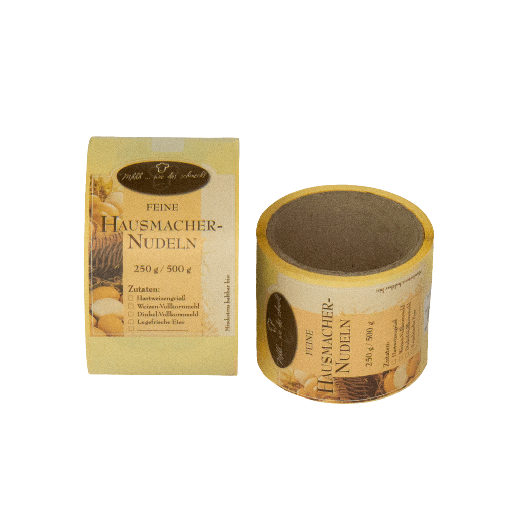 Nudeletiketten auf der Rolle zum Abziehen ohne Hintergrund.