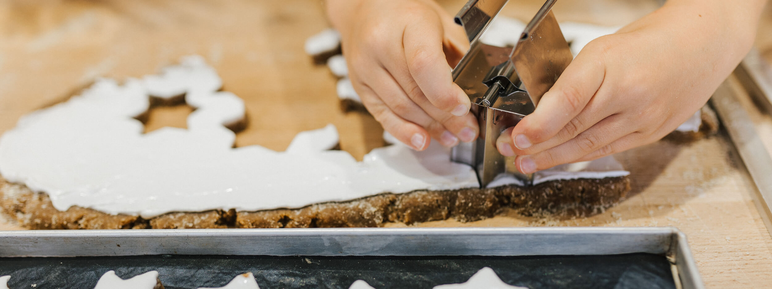 Kind sticht Zimtsterne aus