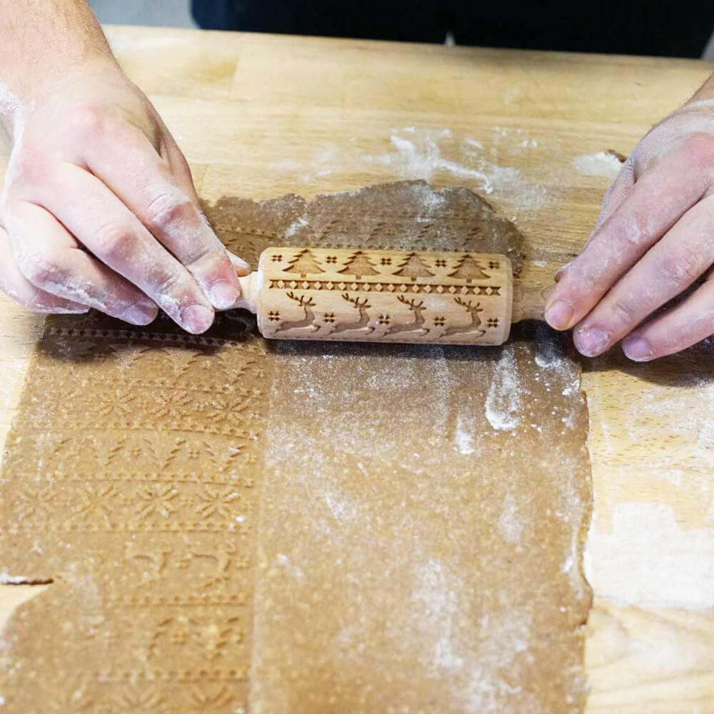 Teigroller mit Motiv wird benutzt auf Teig