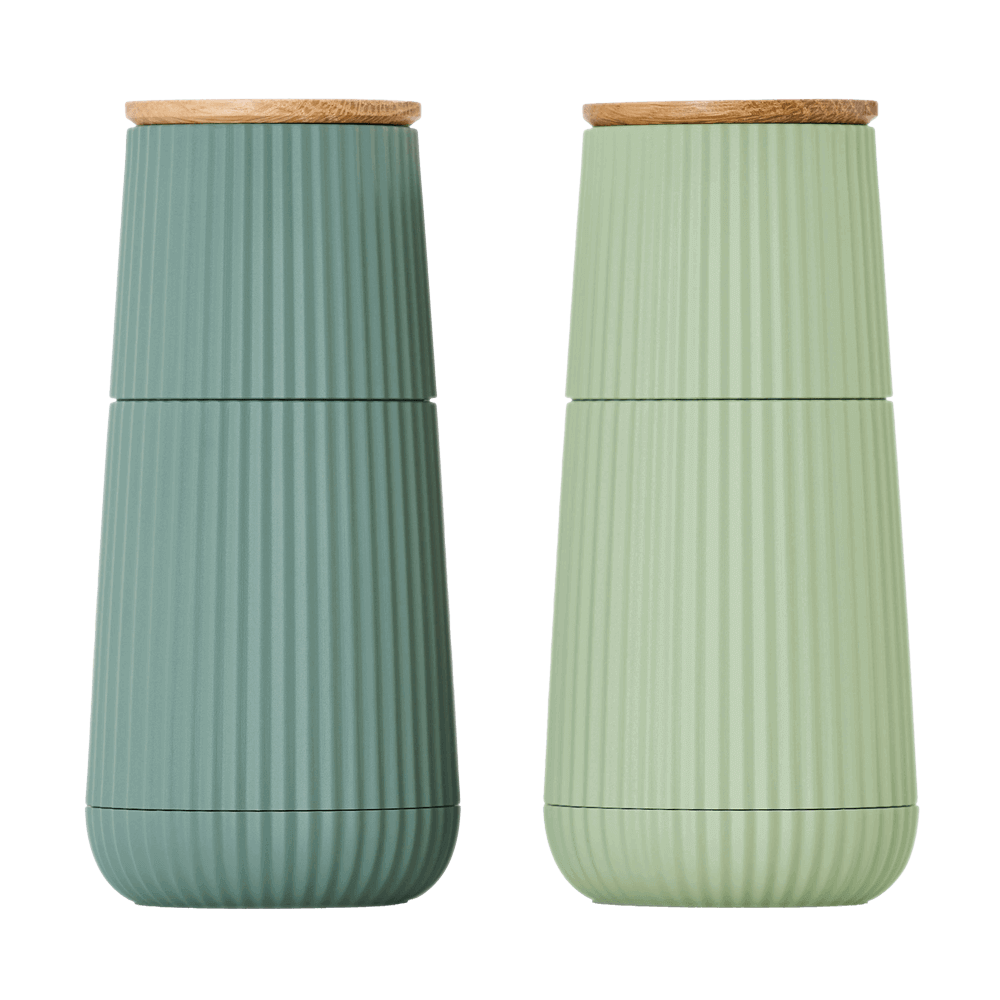 2 Salz-und Pfeffermühlen: Eine davon ist hellgrün mit einem Deckel aus Eichenholz und die andere ist dunkelgrün mit einem Deckel aus Eichenholz